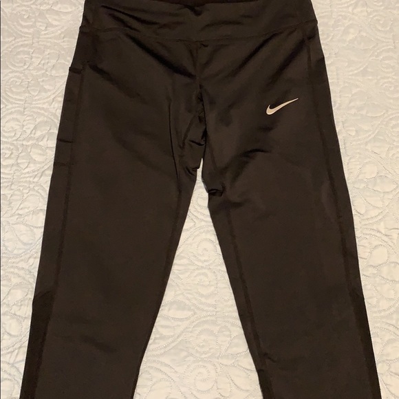 Women’s Nike cropped leggings - Picture 2 of 3
